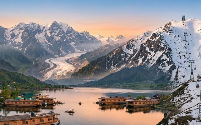 Kashmir Holiday Package from India — Dal Lake Houseboat Gulmarg Pahalgam