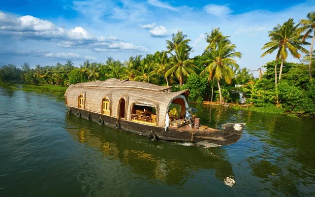 Kerala Tour Package India — Alleppey Backwaters Munnar